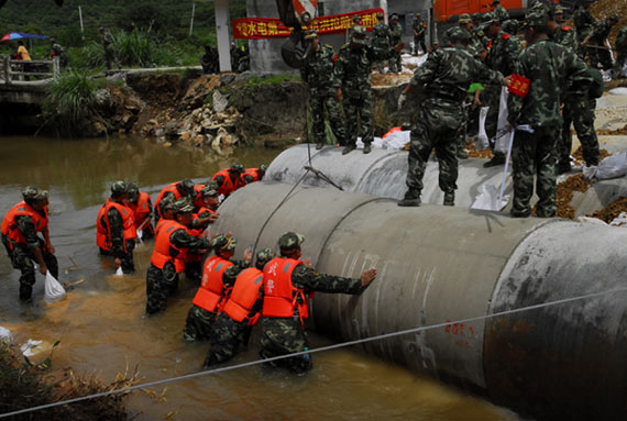 武警副司令潘昌杰解密中国武警部队4大警种力