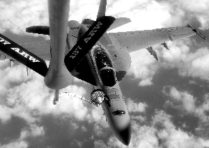 9日，日美联合军演中，超级大黄蜂战机正空中加油。