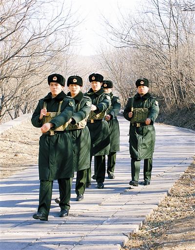 济南战区发放常服棉大衣等新式保暖被装