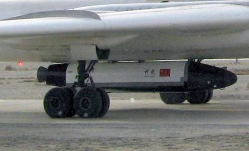 网上流传的一种神秘飞行器由轰-6挂载，其表面涂有五星红旗标志和神龙字样。