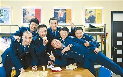 军旅情景喜剧《大学生士兵的故事》-- 展现火热军营 张扬迷彩青春 王 凯