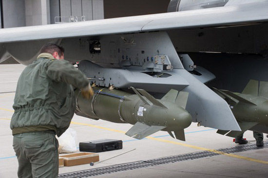 法国空军一名地勤正在为战机紧固导弹挂架。战机翼下挂载多枚先进空地导弹（AASM）。