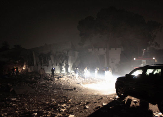 北约战机25日凌晨对利比亚领导人卡扎菲在的黎波里的官邸实施轰炸。利比亚政府官员谴责北约企图杀害卡扎菲，并称轰炸造成45人受伤、卡扎菲办公室受损严重。