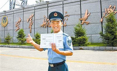 吴阿力木苏走进空军航空大学校门.(朱振坤 摄)