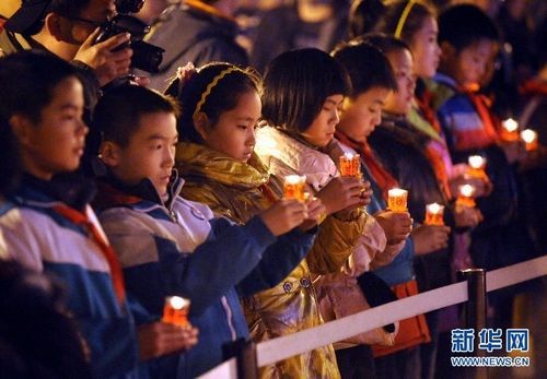 12月12日，南京小学生代表为大屠杀遇难同胞秉烛守灵。.jpg