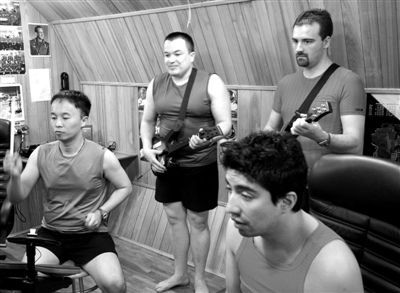 资料图：试验中志愿者在舱内组建乐队，王跃（左一）为鼓手。新华社发