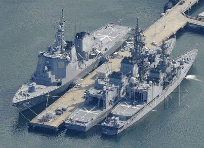3月30日，日本海上自卫队宙斯盾舰“雾岛”（左)在横须贺基地准备出港，将执行拦截可能坠落的朝鲜“卫星”的任务。