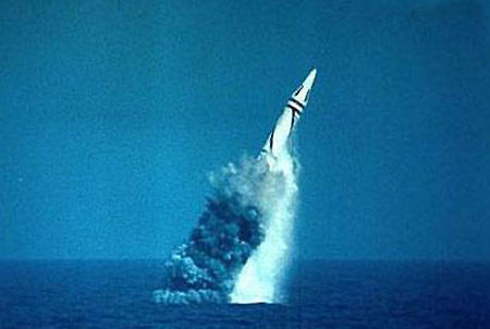 资料图称巨浪1型导弹出水瞬间