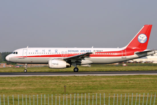 (记者 左洋)昨晚,一架四川航空(微博)的空客a319飞机,停靠在天河机场