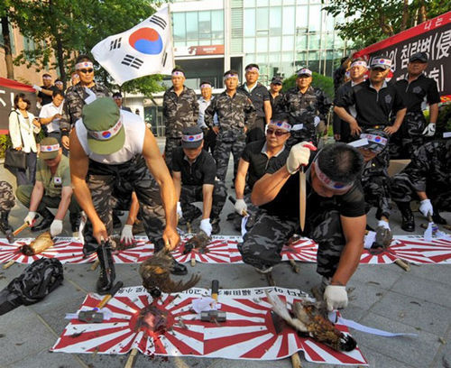 资料图：2008年7月，一群韩国退伍老兵在日本驻韩大使馆门前示威。