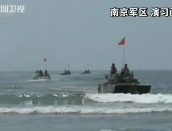 视频截图：解放军南京军区演习抢滩登岛