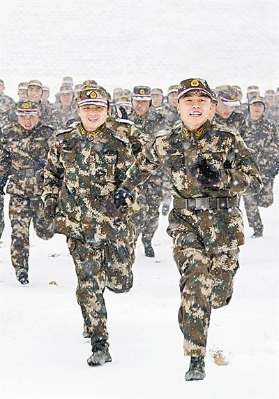 武警河南省总队郑州市支队组织新兵冒雪