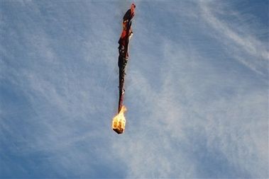 资料图：2007年加拿大一个热气球起火爆炸。熊熊燃烧的火球从空中坠落。