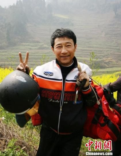 中国第一飞人坠汉源湖潜水员搜救称生还渺茫|