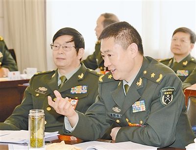 这是蒋乾麟(左),饶开勋(右)代表在发言.本报记者 冯凯旋摄