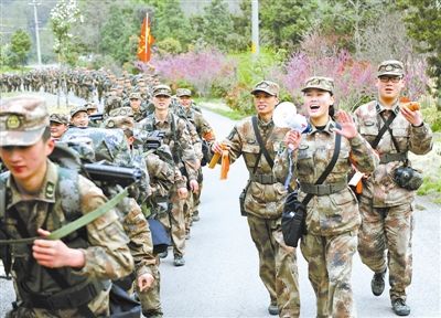 3月26日,南京军区某舟桥旅业余文艺小分队在拉练途中宣传鼓劲,激发