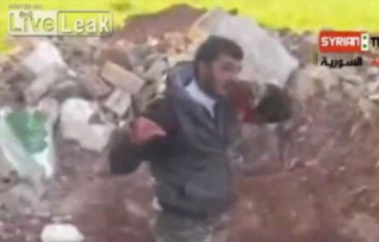 叙利亚反对派士兵疑似挖人心脏食用视频曝光图