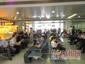 重庆飞深圳航班延误4小时 原因飞行员要休息|深