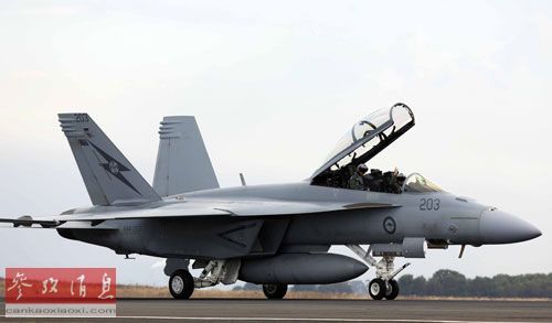 资料图：2013年2月26日，一架澳大利亚皇家空军的F/A-18S“超级大黄蜂”战斗机结束空中表演后降落在澳大利亚墨尔本阿法隆机场。