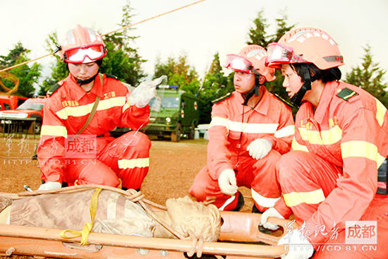 演练中，女子地震救援官兵对伤员进行现场急救。（刘松摄）