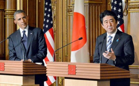 日本首相安倍晋三（左）与美国总统奥巴马共同会见记者（网页截图）