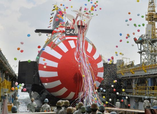 资料图：2013年10月31日，日本海上自卫队最新型的“苍龙”级常规潜艇6号艇“黑龙”号下水。