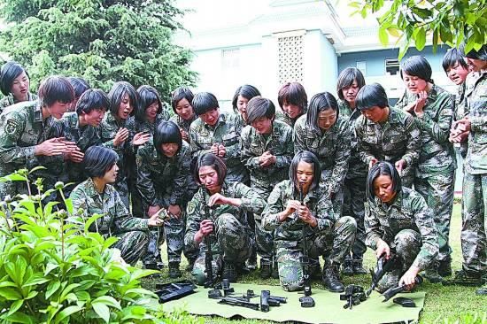 解放军女兵演习趴炙热地坑放哨 戏称像人肉烧烤