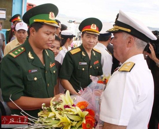 　　2011年7月15日，在越南峴港仙沙港，越南軍方代表迎接美國海軍艦隊人員來訪。（資料圖片）