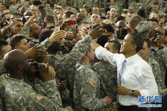 资料图:奥巴马看望参与突袭拉登的特种部队士兵。