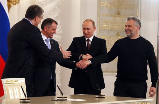3月18日，俄罗斯总统普京在克里姆林宫与克里米亚、塞瓦斯托波尔领导人签署入俄协议。