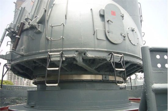 “瓦良格”舰舰首130毫米炮炮塔下缘，如同橡皮泥的结构就是反复涂漆后覆盖的锈斑