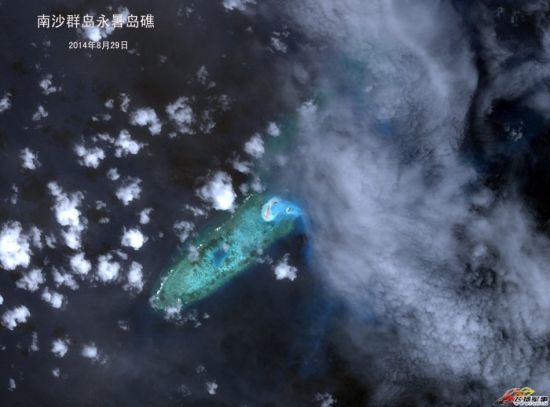 资料图： 《简氏防务周刊》曾在6月19日报道，自动识别系统船舶实时跟踪公司(AISLive)的跟踪数据显示，“天鲸号”曾在2013年12月7日至14日以及2014年3月9日至18日造访永暑礁。该挖泥船负责南沙群岛其他地方的大部分拓恳工作。(图片来源：南海研究论坛)