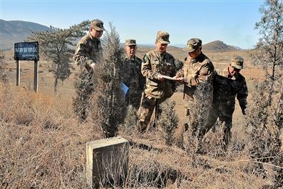 该市组织人员巡查国防洞库,对有问题的工程逐一登记。(中国国防报)