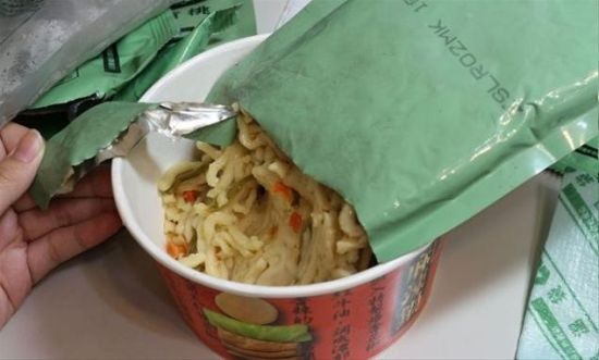 中日韩单兵自热食品比较:我军主食羊肉拌面(图