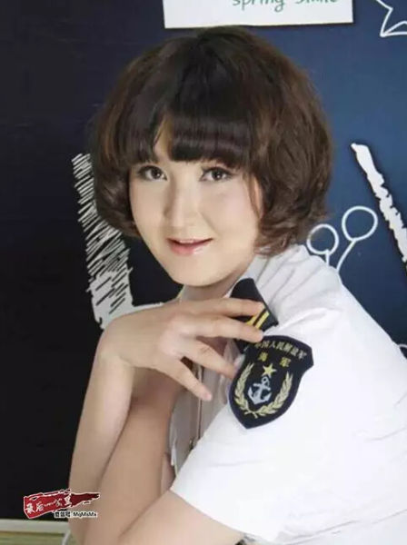 阿依提鲁尼的海军制服照