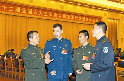 资料图:解放军代表团第二次全体会议休息间隙,4位高级士官代表巨孝成、杜洪强、王忠心、黄良平(从左至右)进行交流。