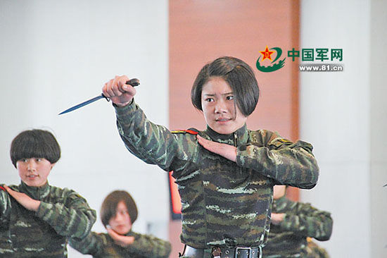 我军猎鹰突击队女兵展示匕首格斗术 动作刚猛(图|女兵|武警|猎鹰突击