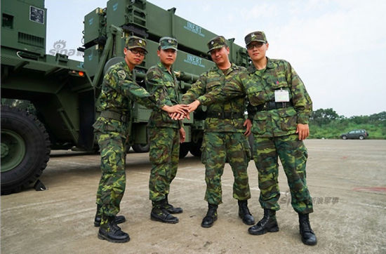 近日，台湾媒体首次曝光了最新到货的爱国者3(PAC-3)最新防空反导系统照片。该武器原计划在7月纪念抗战胜利70周年的战力展示中。图中导弹属于台军飞弹指挥部第633营。