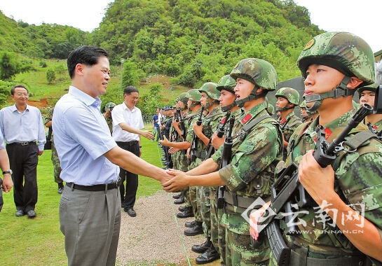 陈豪看望慰问边境一线维稳部队官兵.(记者 顾彬 摄)