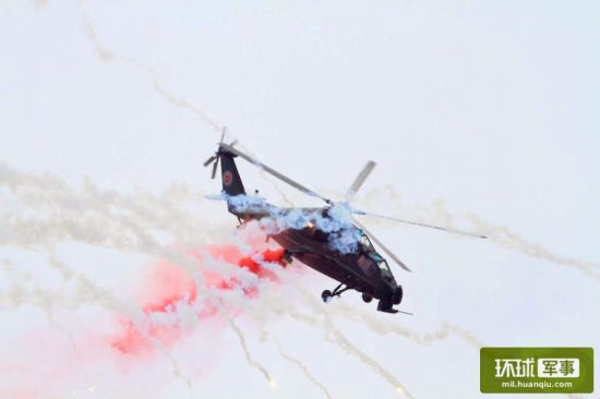 武直10在天津飞行表演