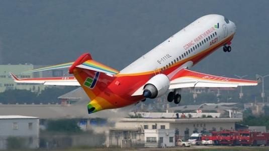 据美国航空周刊网站10月8日报道,中航工业研制的新舟700(MA700)支线飞机面临着获取西方国家适航认证的关键问题。惯于戴着有色眼镜看待中国航空工业的美媒认为,无论是中航工业的新舟700还是中国商飞的ARJ21,其实都面临着类似的困难,中国制造支线飞机走向国外的路途并不平坦。 据报道,新舟700支线飞机已经进入了详细设计阶段,制造商希望能在今年完成设计工作。尽管如此,新舟700想要获取EASA(欧洲航空安全局)或是FAA(美国联邦航空管理局)的认证并不是那么简单的事。 文章援引新舟700项