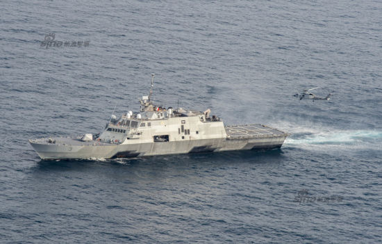 2015年7月20日，美国海军LCS-3沃斯堡号近海战斗舰在南中国海进行舰机协同演练。