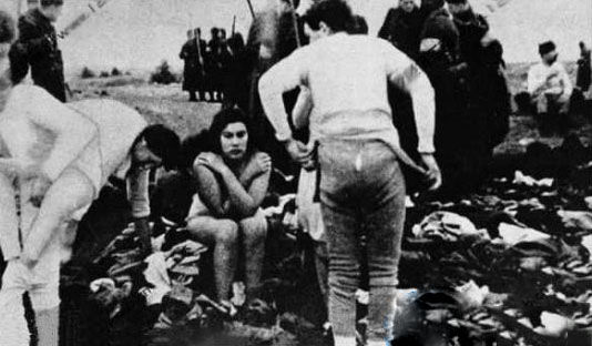 资料图：苏军士兵当街强暴德国妇女