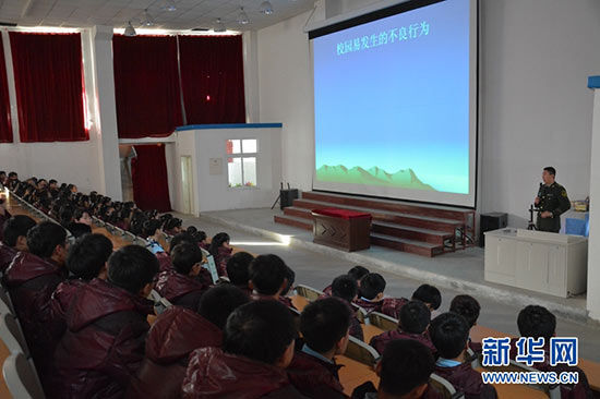 师生在听民警授课