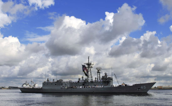 2013年7月12日，美国海军佩里级FFG-45号导弹护卫舰出海执行部署任务。