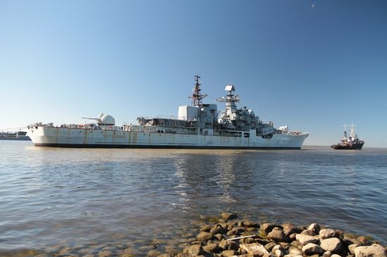 据俄罗斯flot.com新闻网站报道，当地时间9月16日，在船厂停泊了十余年的俄罗斯海军敏捷号驱逐舰终于离开码头，被拖往喀琅施塔得。　　