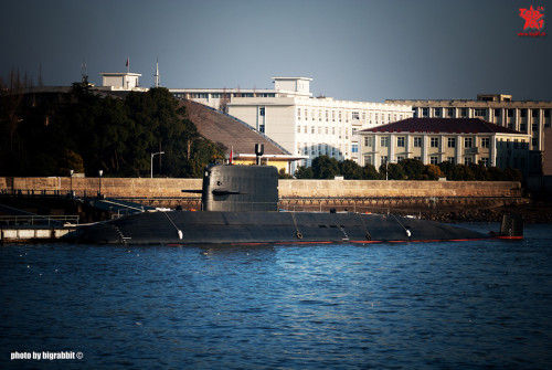 台湾“中央社”12月20日报道称，大陆潜艇技术在最近十年来获得历史性提高，新一代潜艇采用了新型壳体技术。据称，目前，大陆已研制出潜艇用、直径9米的超大直径高强度耐压壳体，制成潜艇后将使大陆的战略纵深向外前推1000千米。