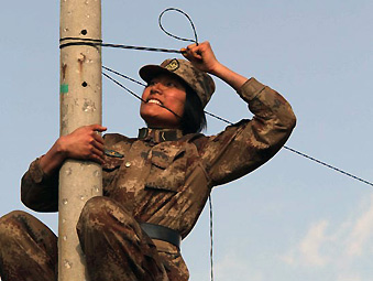 成都军区节后开训：女通讯兵爬杆盘线不比男兵差 