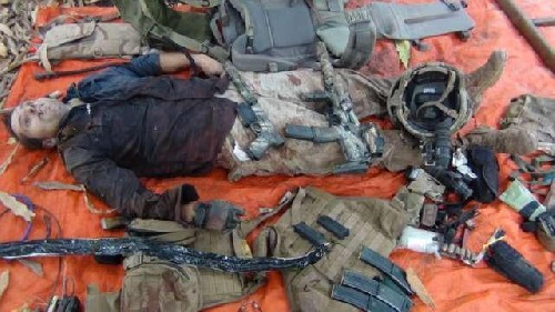 索马里叛军公布法军特种部队指挥官惨死照片(图) |法军指挥官|索马里|特种部队_新浪军事