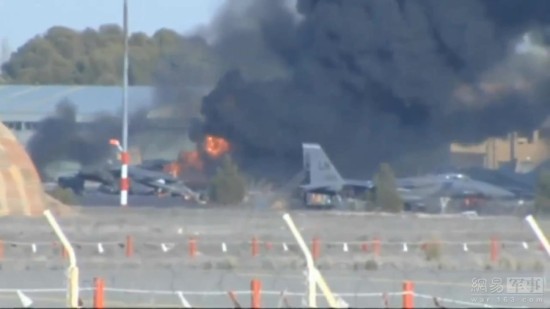 北约F-16坠毁酿惨剧：连撞数架战机数十人伤亡